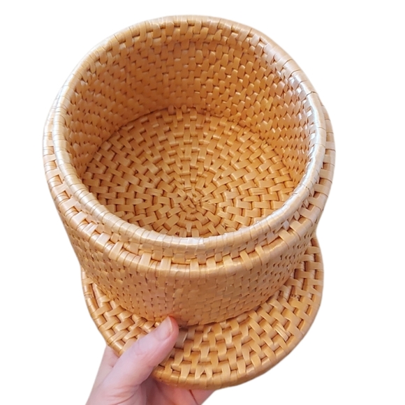 *Host Pick* Round Rattan Wicker Storage Box/Basket with Lid - Picture 2 of 3